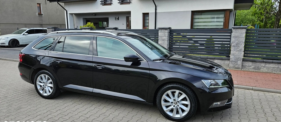Skoda Superb cena 74904 przebieg: 211353, rok produkcji 2017 z Zawiercie małe 379